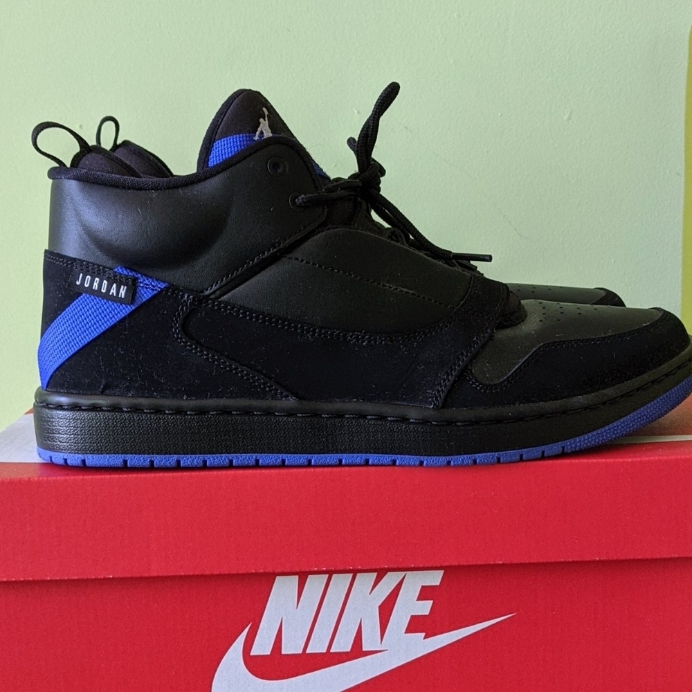 Men's BLK/Blue Nike Jordans size 10.5